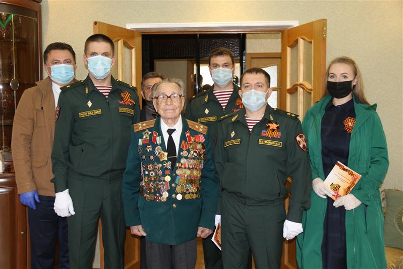 Командующий Северо-Кавказским округом Росгвардии принял участие в акции "Парад у дома Ветерана"