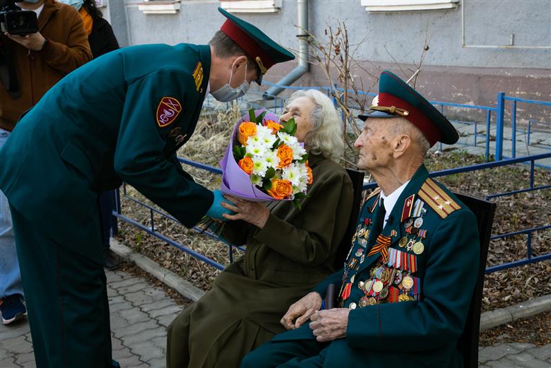 В преддверии Дня Победы хабаровские росгвардейцы поздравили ветеранов Великой Отечественной войны под окнами их домов
