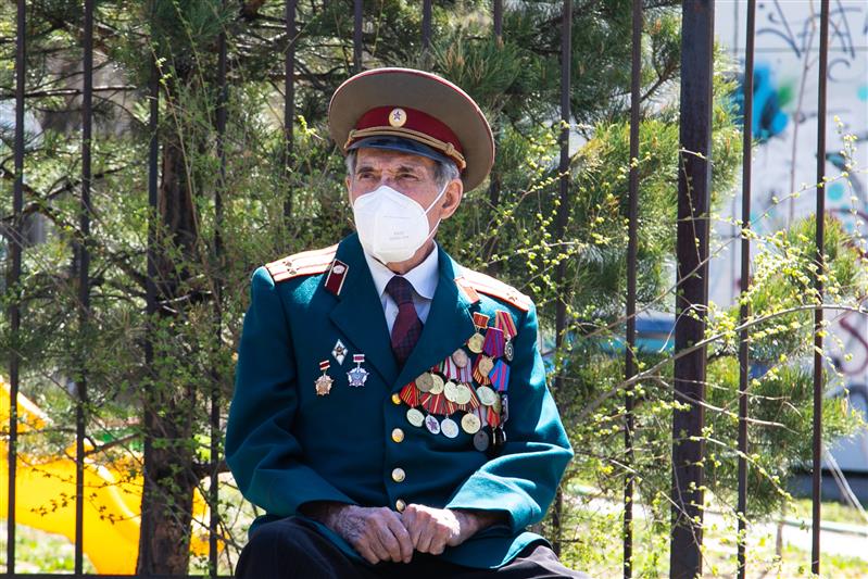 В преддверии Дня Победы хабаровские росгвардейцы поздравили ветеранов Великой Отечественной войны под окнами их домов 