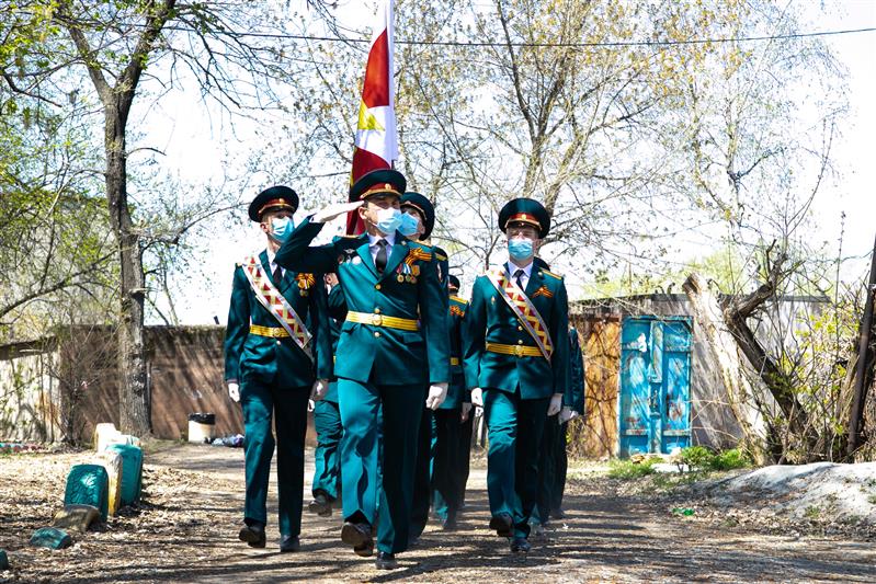 В преддверии Дня Победы хабаровские росгвардейцы поздравили ветеранов Великой Отечественной войны под окнами их домов 