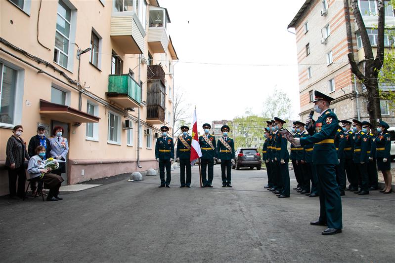 В преддверии Дня Победы хабаровские росгвардейцы поздравили ветеранов Великой Отечественной войны под окнами их домов 