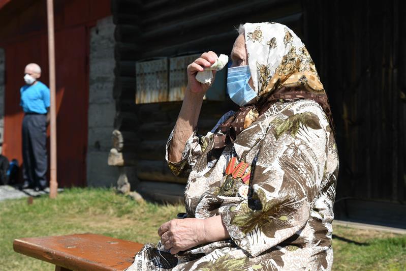 Росгвардия провела парад у дома труженицы тыла Александры Поповой, которая проживает городе Ревде Свердловской области