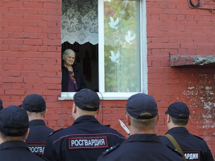 В Сибири ветераны Великой Отечественной войны и войск правопорядка получили трогательные поздравления с Днем Победы в рамках акции «Парад у дома ветерана»