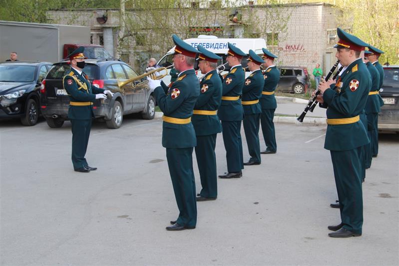 Военный оркестр Пермского военного института войск национальной гвардии Российской Федерации принял участие в патриотической акции «Театрализованное поздравление ветеранов под окнами с исполнением военных песен».