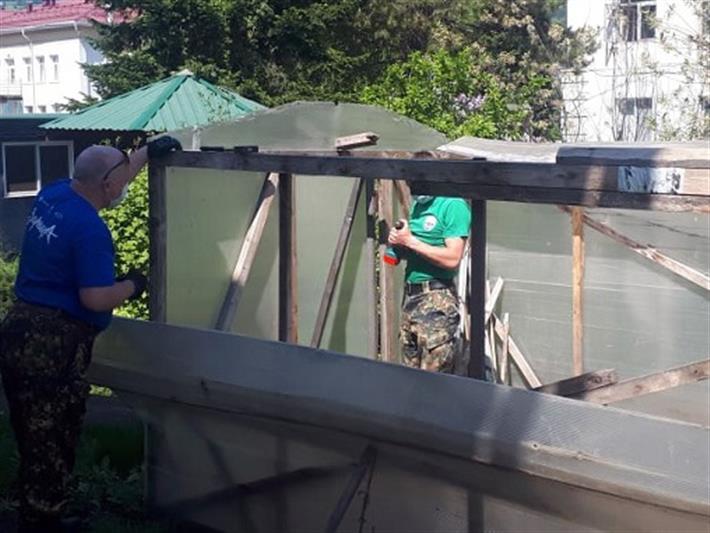 Ветеран Росгвардии вместе с добровольцами оказывает помощь пожилым жителям Республики Алтай 
