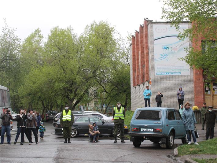 В северском соединении Росгвардии стартовала акция «Парад у дома ветерана»