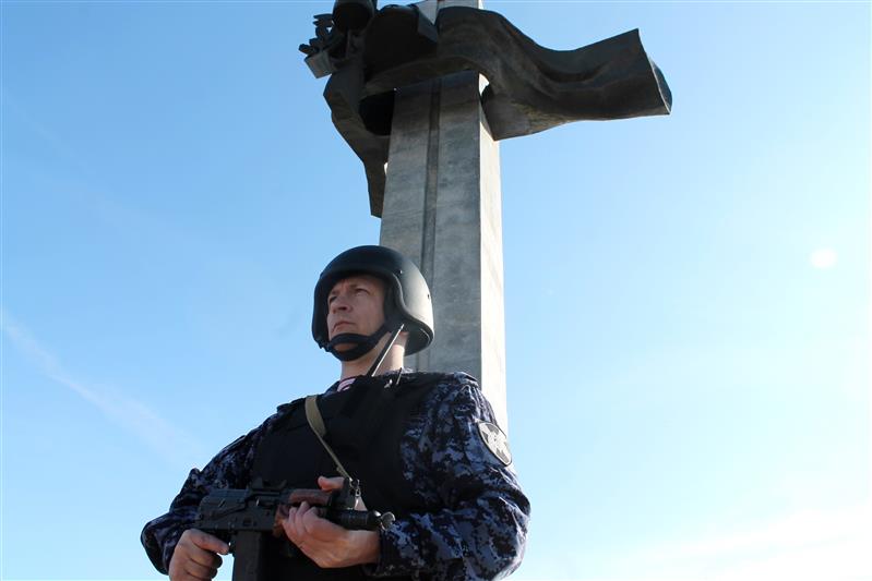В канун Дня Победы у комплекса «Вечный огонь» в Оренбурге прошла акция #РосгвардияГид 