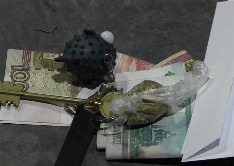 При содействии СОБР Росгвардии в Омской области задержана подозреваемая в незаконном обороте наркотиков