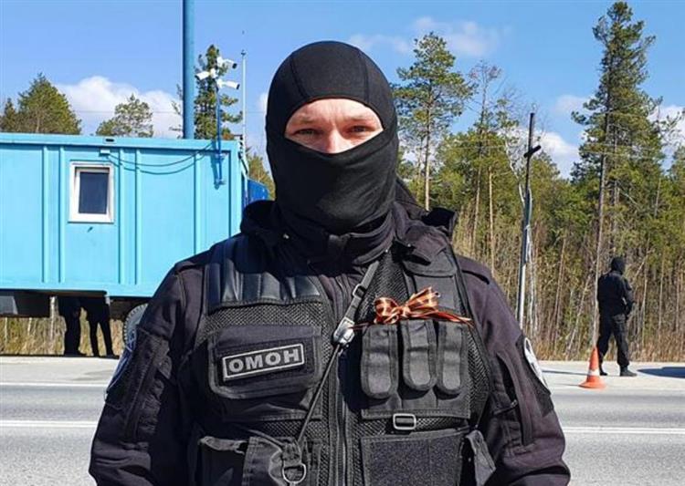 В Югре росгвардейцы поддержали интернет-акцию «Георгиевская лента»