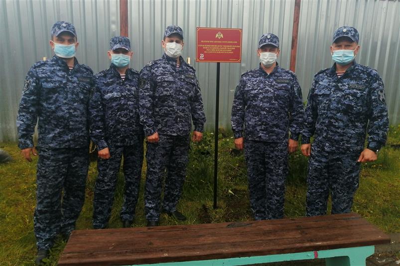 В Ижевске сотрудники Росгвардии приняли участие в акции «Посади дерево в зоопарке» (видео)