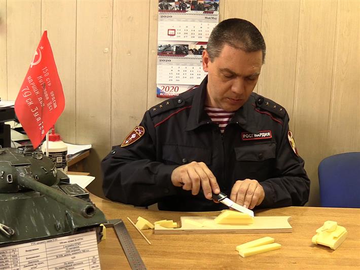 Сотрудник Росгвардии провёл для кемеровских школьников мастер-класс по изготовлению модели танка Т-34