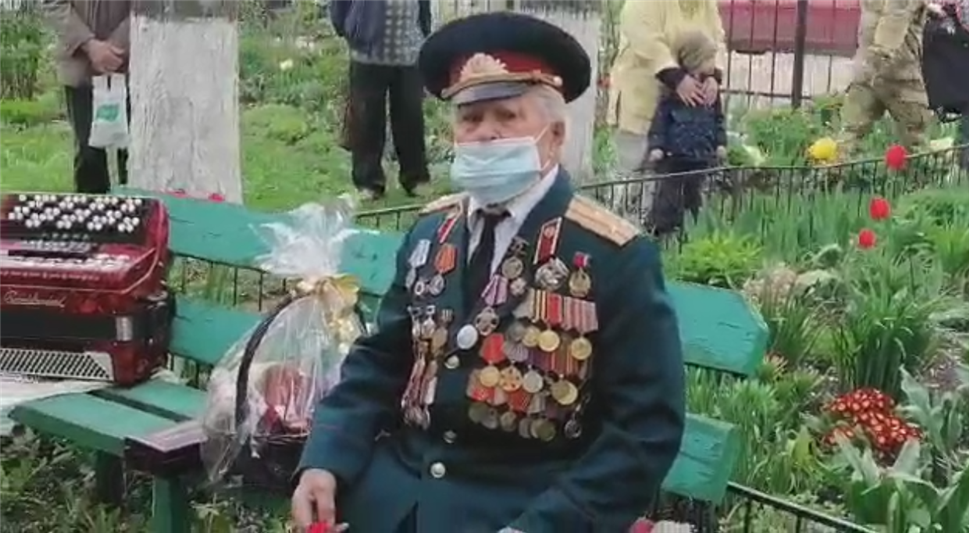 В Орле росгвардейцы провели парад у дома ветерана и возложили цветы в память о воинах, погибших в годы Великой Отечественной войны
