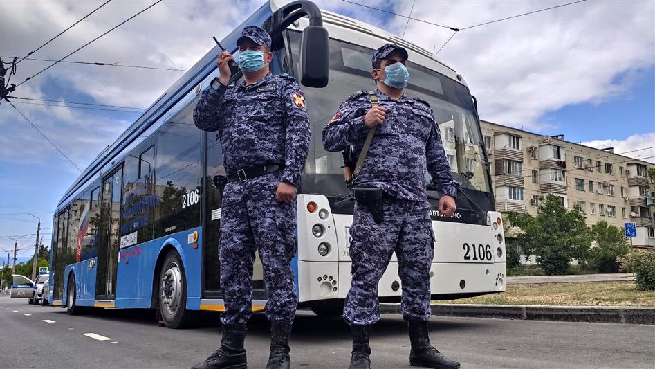 Севастопольские росгвардейцы задержали нетрезвого мужчину, который устроил дебош в городском троллейбусе