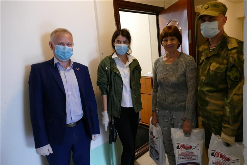 Томские росгвардейцы и волонтеры доставили продуктовые наборы матери погибшего бойца ОМОН