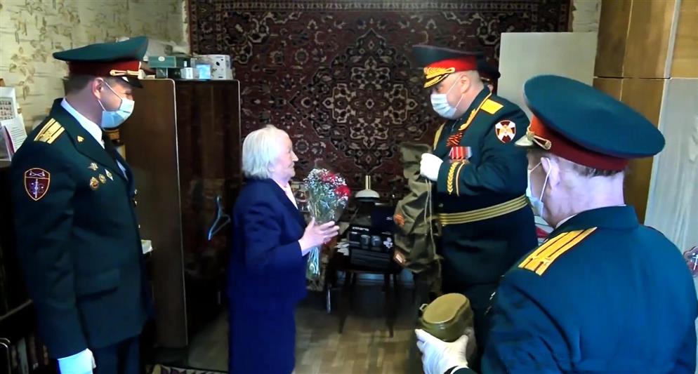 Военнослужащие Саровского соединения Росгвардии  поздравили ветеранов в День Победы 