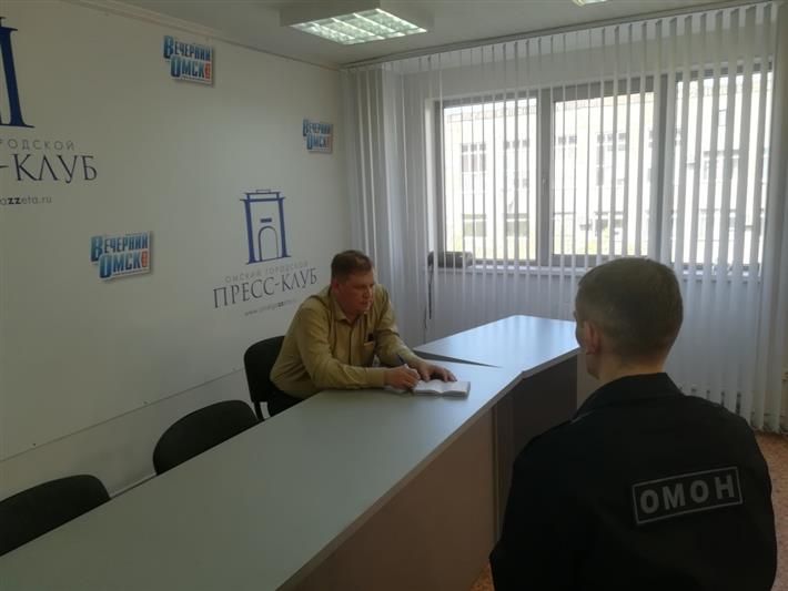 Взрывотехник ОМОН регионального управления Росгвардии побывал в гостях у корреспондента газеты «Вечерний Омск»