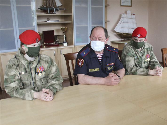 Начальник кузбасского управления Росгвардии поздравил подшефных школьников с Последним звонком
