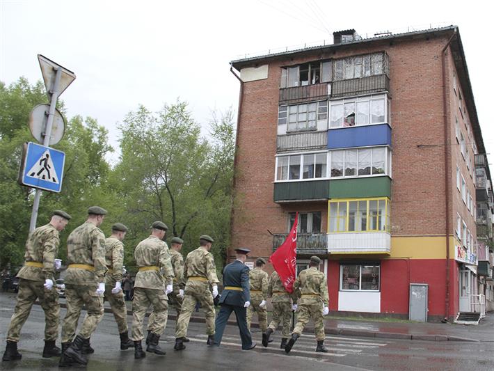 В Кемерове Росгвардия провела парад под окнами ветеранов Великой Отечественной войны 