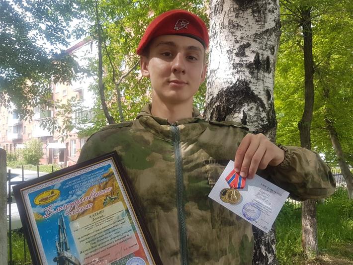 В Кузбассе члены общественных организаций наградили воспитанников Росгвардии 