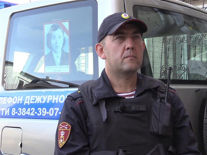 В Кузбассе росгвардейцы разместили фотографии ветеранов на служебных автомобилях