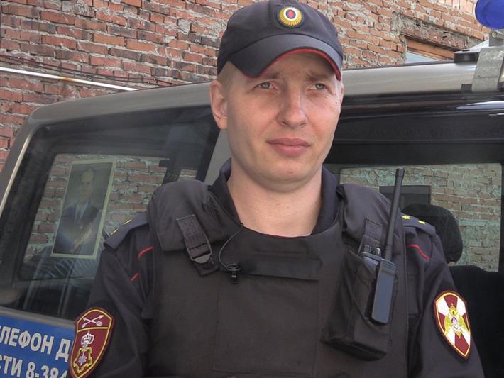 В Кузбассе росгвардейцы разместили фотографии ветеранов на служебных автомобилях