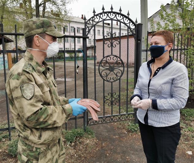 Военнослужащие Росгвардии в Иркутске передали георгиевские ленты воспитанникам подшефного детского дома