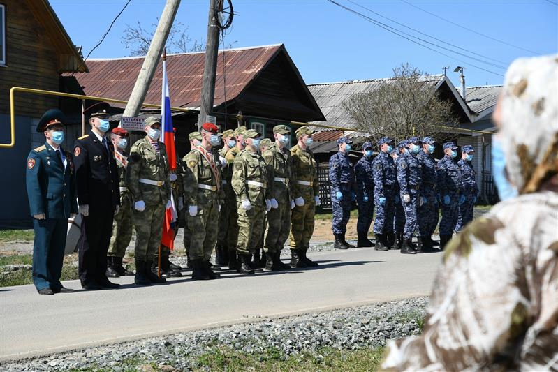 Росгвардия провела парад у дома труженицы тыла Александры Поповой, которая проживает городе Ревде Свердловской области