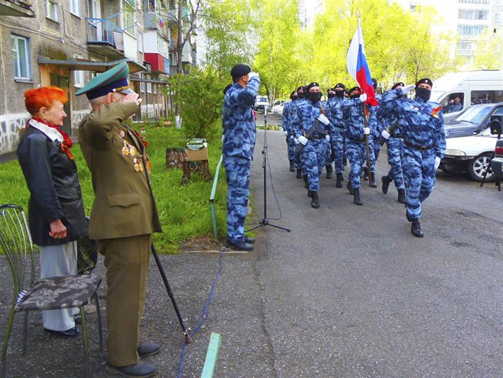 В Сибири ветераны Великой Отечественной войны и войск правопорядка получили трогательные поздравления с Днем Победы в рамках акции «Парад у дома ветерана»