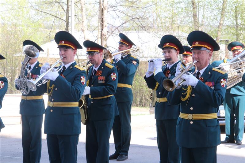 Военный оркестр Пермского военного института войск национальной гвардии Российской Федерации принял участие в патриотической акции «Театрализованное поздравление ветеранов под окнами с исполнением военных песен».