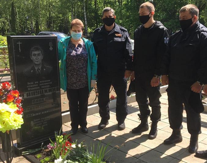 Сотрудники липецкого ОМОН почтили память погибших боевых товарищей