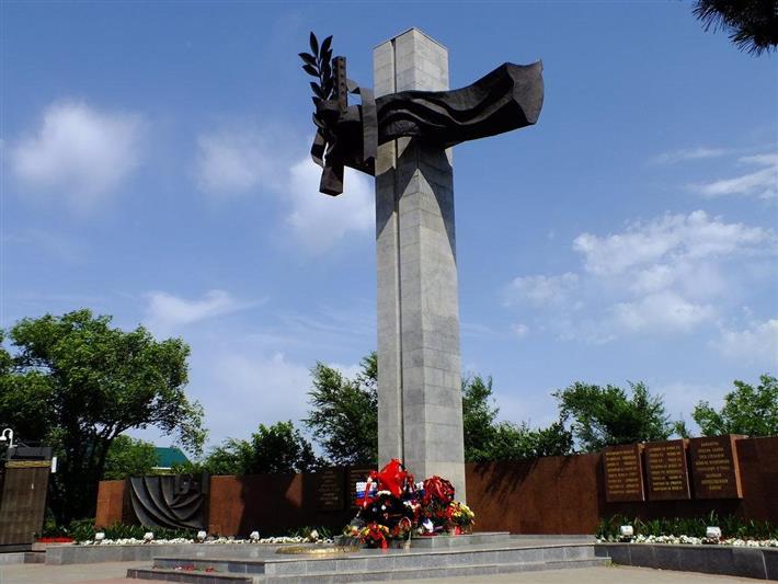 В канун Дня Победы у комплекса «Вечный огонь» в Оренбурге прошла акция #РосгвардияГид 