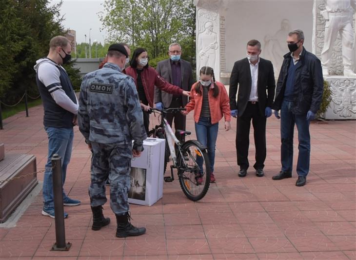 Сотрудники московского ОМОН поздравили детей с наступающим праздником