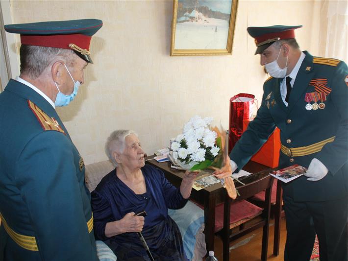 В Сибири ветераны Великой Отечественной войны и войск правопорядка получили трогательные поздравления с Днем Победы в рамках акции «Парад у дома ветерана»
