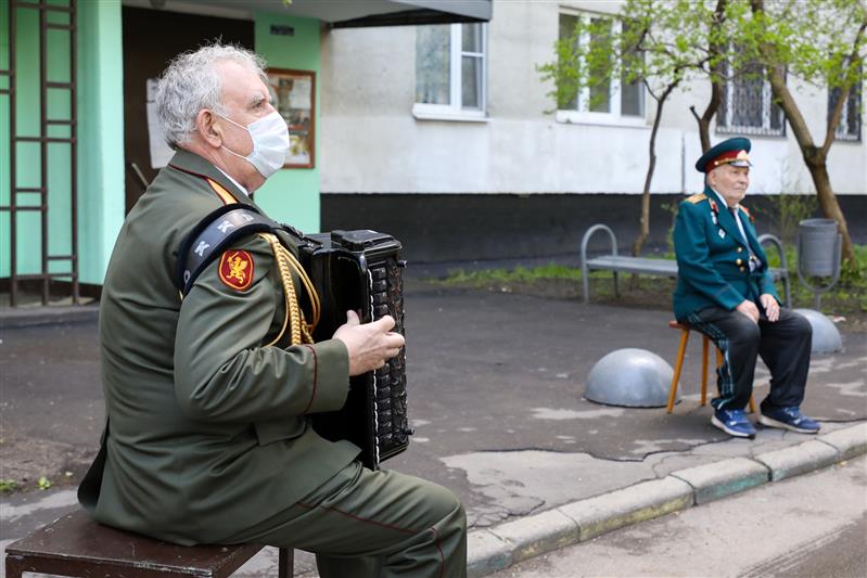 Академический ансамбль песни и пляски Росгвардии поздравляет ветеранов Великой Отечественной войны с 75-летием Победы 