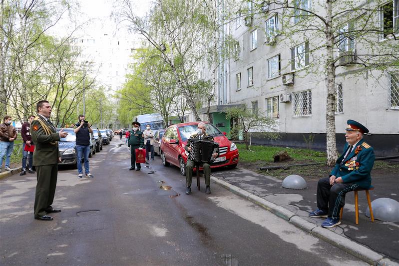 Академический ансамбль песни и пляски Росгвардии поздравляет ветеранов Великой Отечественной войны с 75-летием Победы 