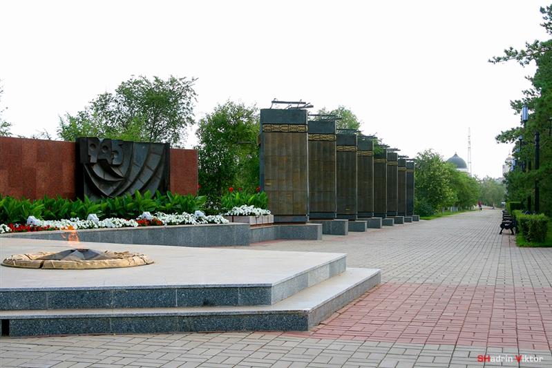 В канун Дня Победы у комплекса «Вечный огонь» в Оренбурге прошла акция #РосгвардияГид 