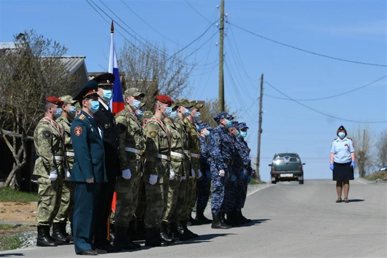 Росгвардия провела парад у дома труженицы тыла Александры Поповой, которая проживает городе Ревде Свердловской области