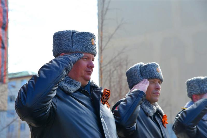 На  Ямале в День Победы росгвардейцы парадным маршем  прошли у дома ветерана Великой Отечественной войны