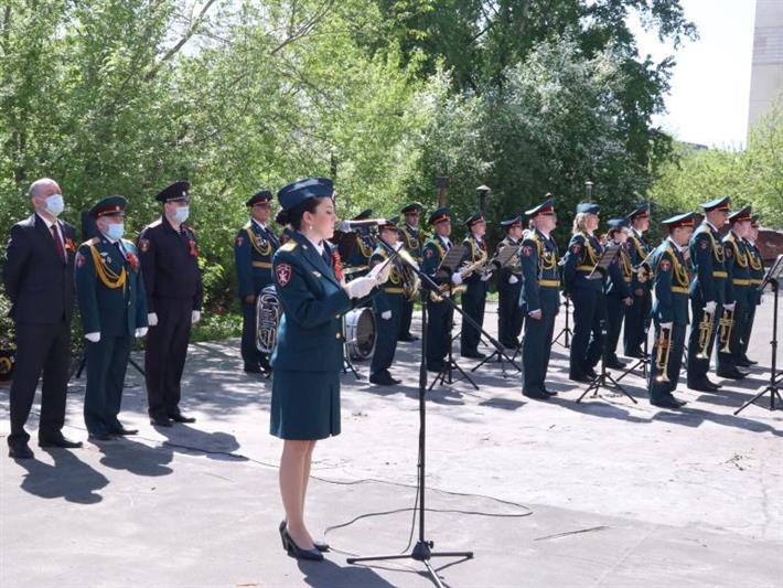 В Сибири ветераны Великой Отечественной войны и войск правопорядка получили трогательные поздравления с Днем Победы в рамках акции «Парад у дома ветерана»