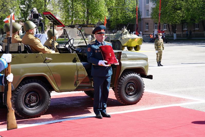 В Уфе росгвардейцы торжественно приняли и сопроводили Золотую Звезду Героя генерала Минигали Шаймуратова