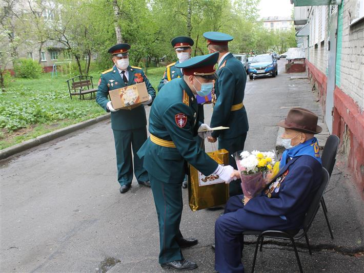 В Сибири ветераны Великой Отечественной войны и войск правопорядка получили трогательные поздравления с Днем Победы в рамках акции «Парад у дома ветерана»