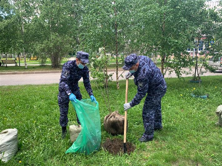 В Югре сотрудники Росгвардии в рамках Всероссийской акции «Сад памяти» высадили 75 саженцев сирени