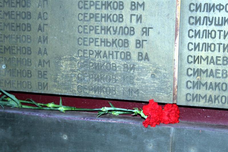 В канун Дня Победы у комплекса «Вечный огонь» в Оренбурге прошла акция #РосгвардияГид 