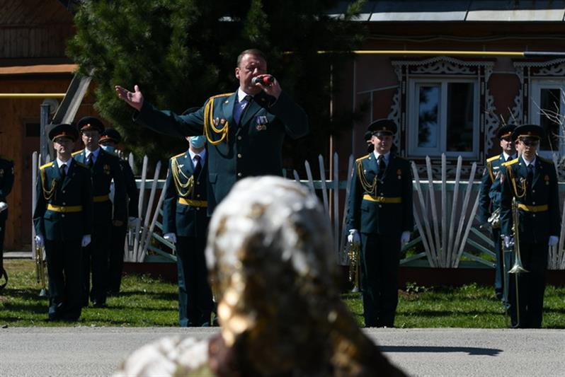 Росгвардия провела парад у дома труженицы тыла Александры Поповой, которая проживает городе Ревде Свердловской области
