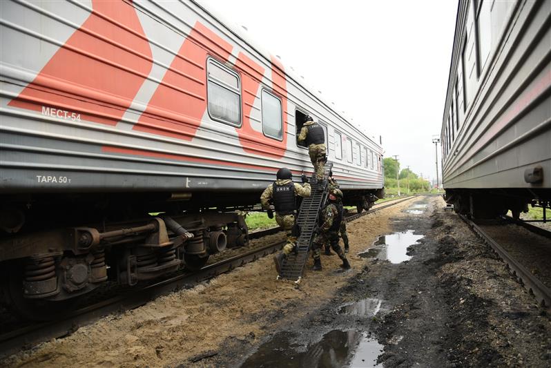 В Удмуртии сотрудники СОБР и ОМОН Росгвардии успешно выполнили задачи в ходе тактико-специального занятия (видео)