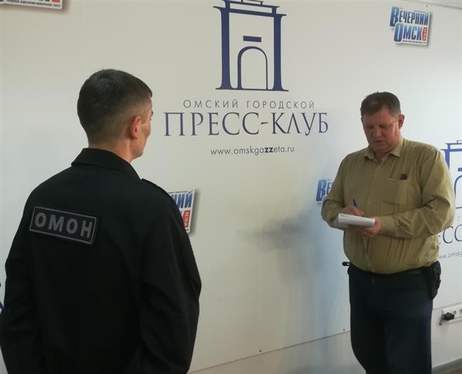 Взрывотехник ОМОН регионального управления Росгвардии побывал в гостях у корреспондента газеты «Вечерний Омск»
