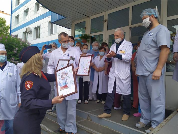 Томские росгвардейцы поблагодарили медицинских работников за самоотверженный труд