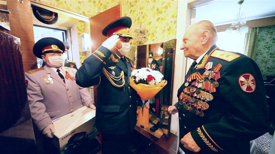Военнослужащие и сотрудники Приволжского округа Росгвардии поздравили ветеранов с Днём Победы