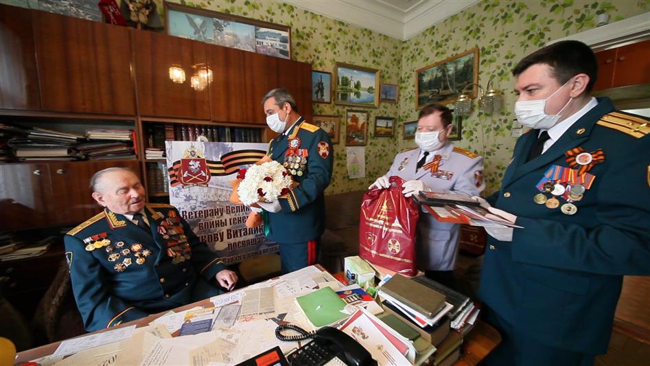 Военнослужащие и сотрудники Приволжского округа Росгвардии поздравили ветеранов с Днём Победы