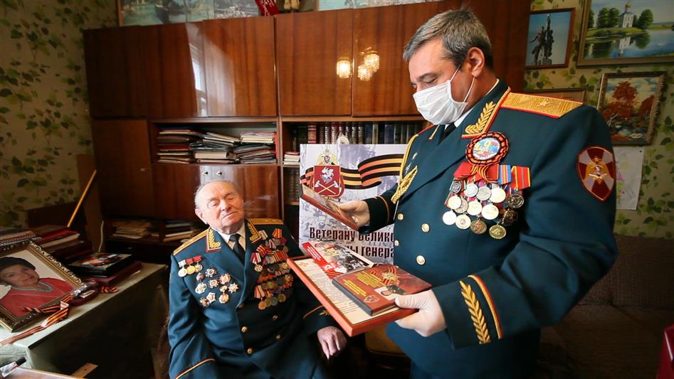 Военнослужащие и сотрудники Приволжского округа Росгвардии поздравили ветеранов с Днём Победы